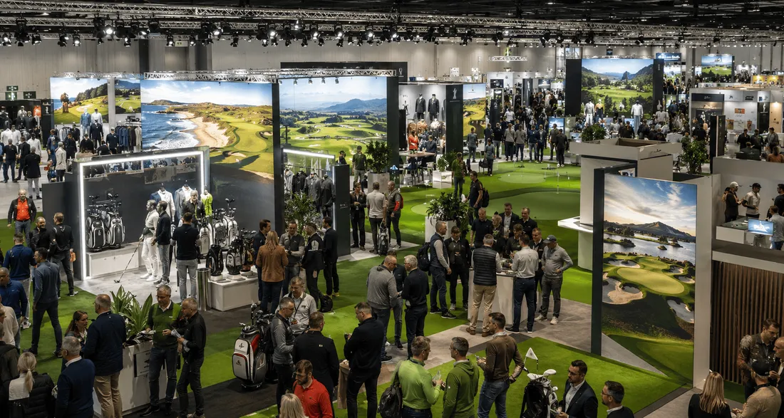 Stand auf einer Golfmesse mit Besucherinnen und Besuchern