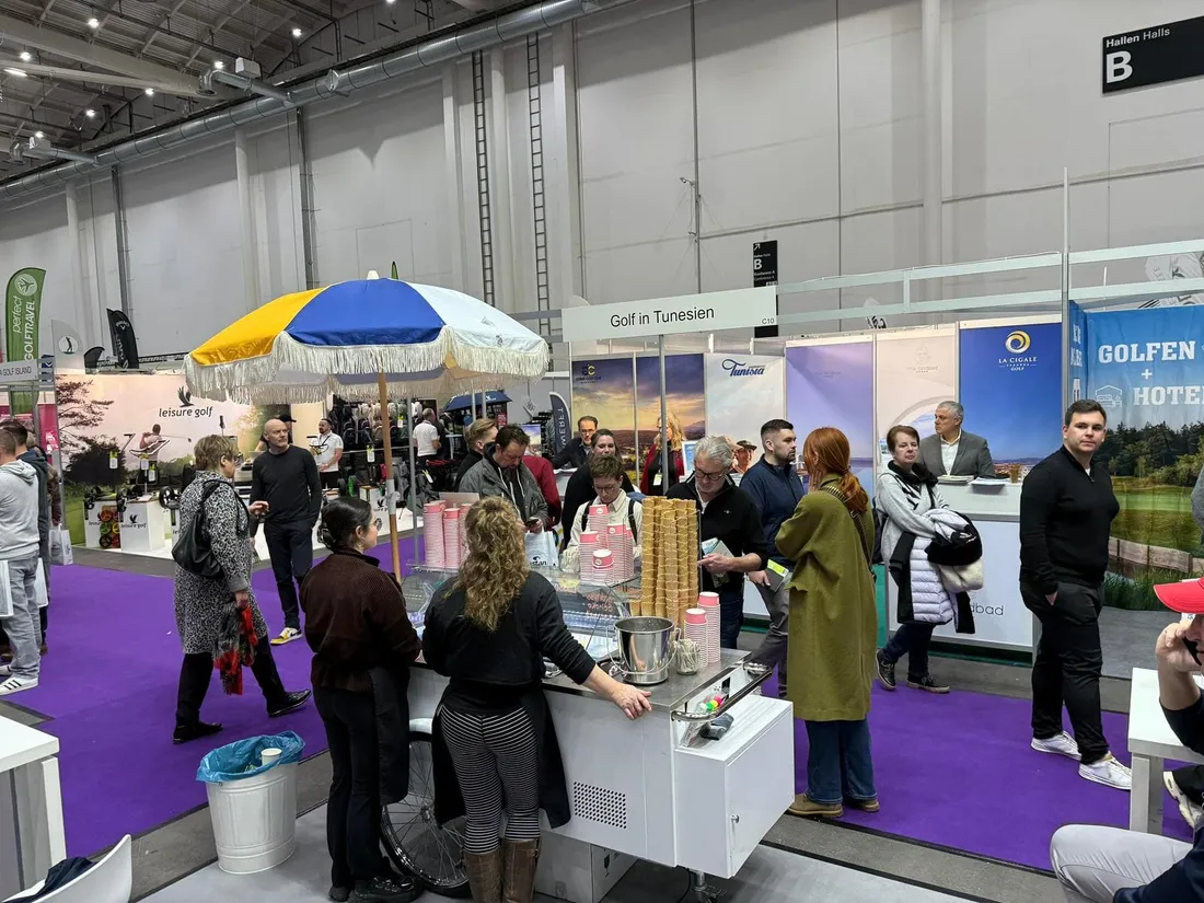 Messestand mit Eis-Stand für Besucher auf der Hanse Golf
