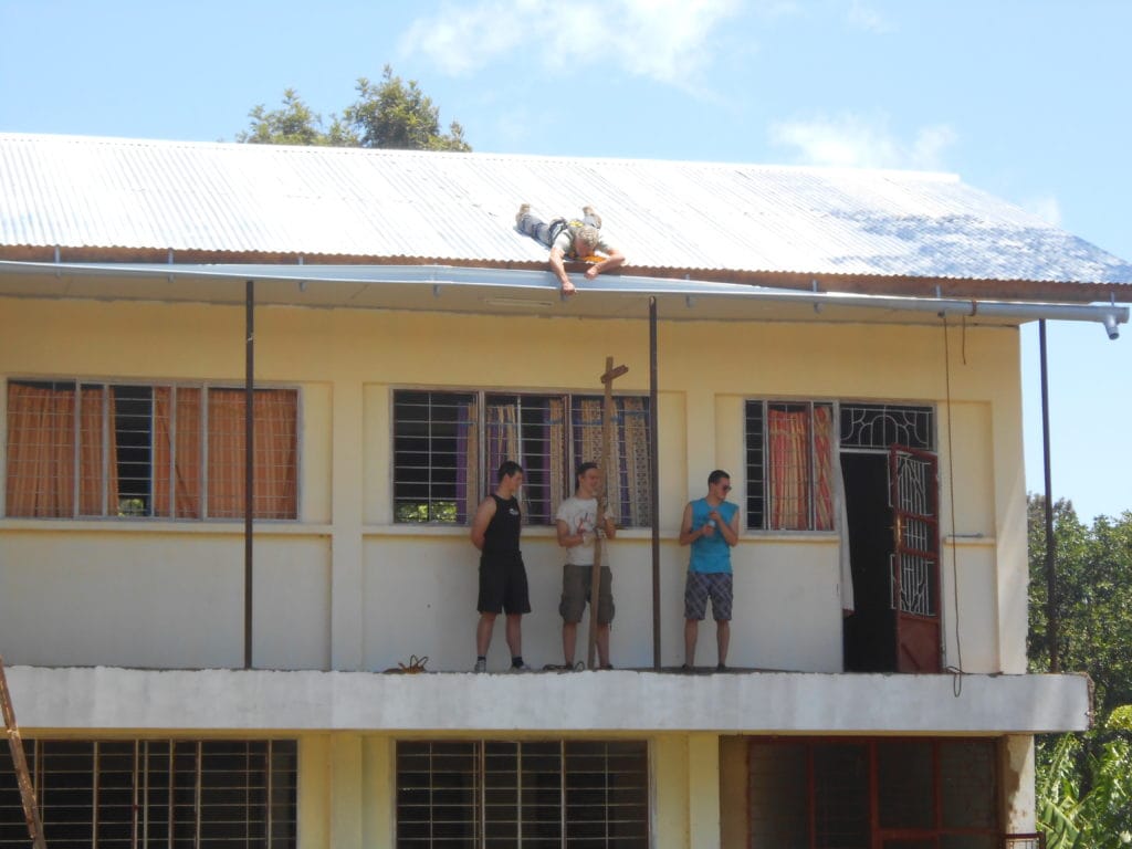 Aufbau der Schule in Tansania